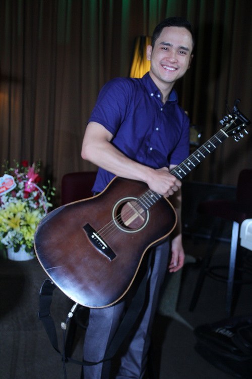 Nguyễn Văn Chung hôn vợ ngọt ngào tại sự kiện - 11