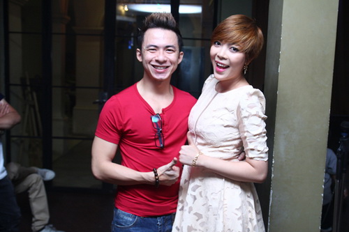 Nguyễn Văn Chung hôn vợ ngọt ngào tại sự kiện - 12