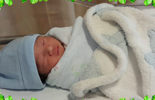 Con gái Thanh Thảo Hugo âu yếm em trai 2 tuần tuổi - 1