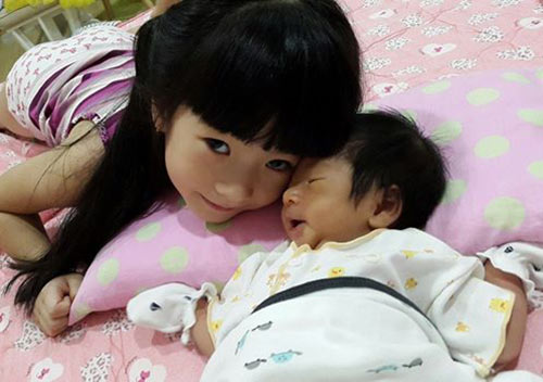 Con gái Thanh Thảo Hugo âu yếm em trai 2 tuần tuổi - 4