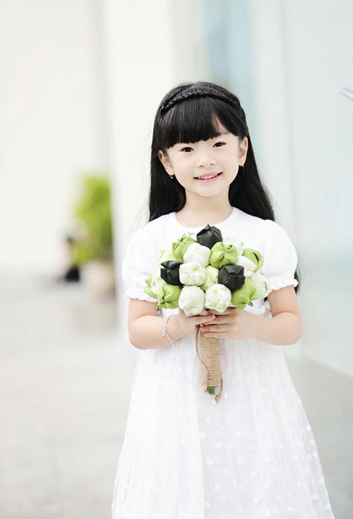 Con gái Thanh Thảo Hugo âu yếm em trai 2 tuần tuổi - 7