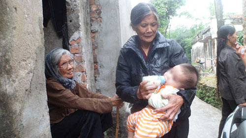 Mẹ bỏ đi, bé 5 tháng ăn bột trộn tro bà nấu - 3