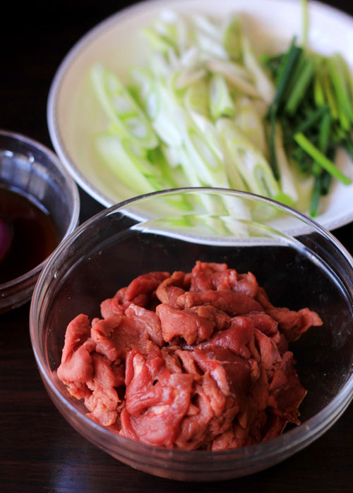 Thịt bò xào hành nóng hổi, ngon cơm - 1