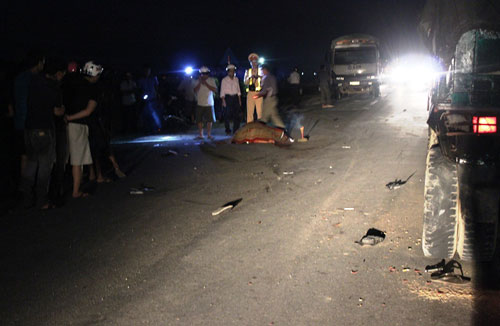 Xe máy chở 3 đâm vào đuôi xe tải, 2 người chết tại chỗ - 1