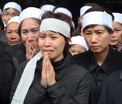 Thép rơi chết người: Gia đình khóc ngất trong lễ viếng - 1