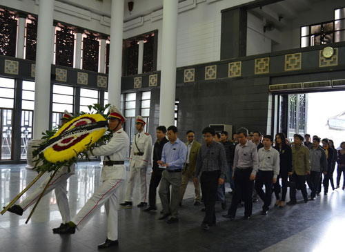 Thép rơi chết người: Gia đình khóc ngất trong lễ viếng - 10