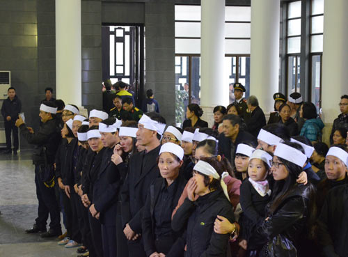 Thép rơi chết người: Gia đình khóc ngất trong lễ viếng - 3