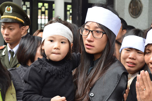 Thép rơi chết người: Gia đình khóc ngất trong lễ viếng - 5