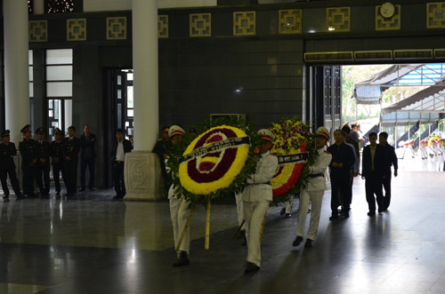 Thép rơi chết người: Gia đình khóc ngất trong lễ viếng - 7