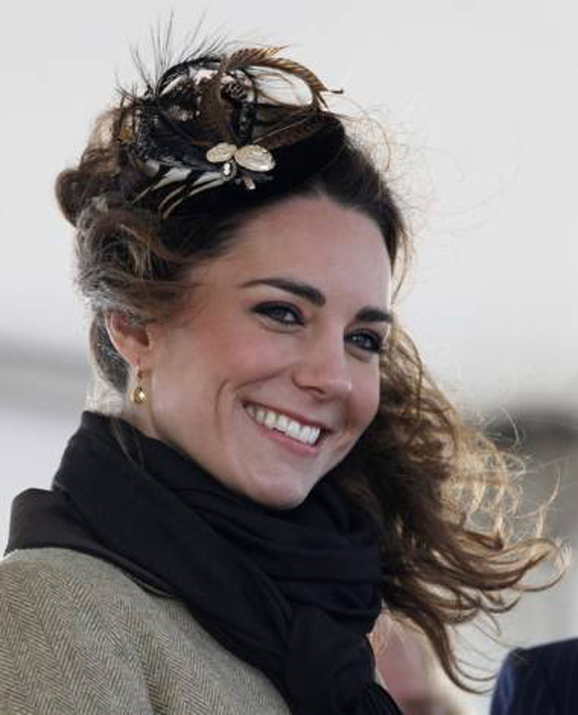 Tóc búi, đuôi ngựa, tóc xoăn... là những phong cách giúp Kate Middleton ghi điểm với diện mạo nền nã, thanh lịch. 
