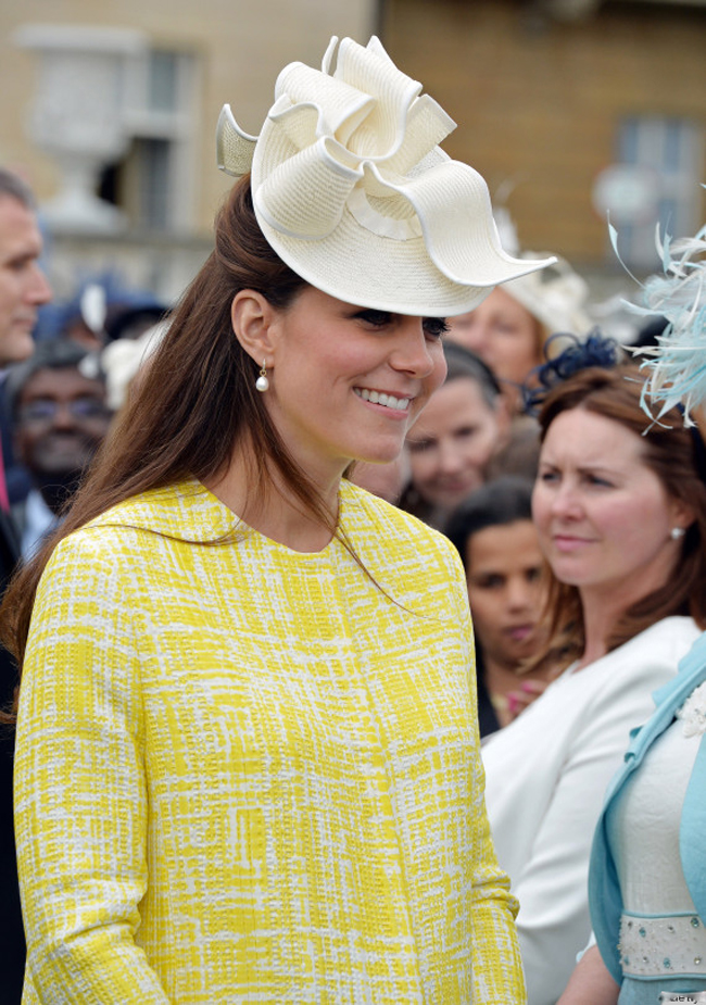 Mũ là phụ kiện đặc biệt yêu thích của công nương Kate Middleton và cô sở hữu bộ sưu tập mũ khổng lồ với đủ kiểu dáng. 

