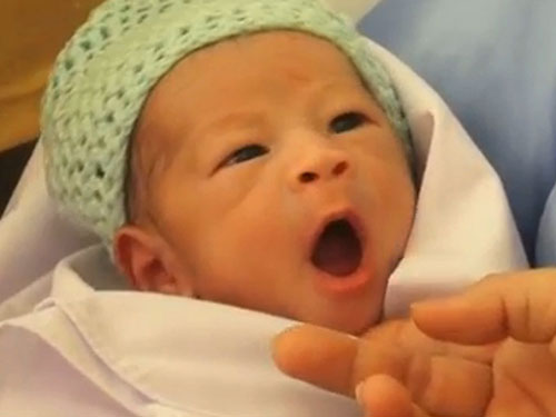 Bé văng khỏi bụng mẹ bất ngờ phải thở lại bằng máy - 1