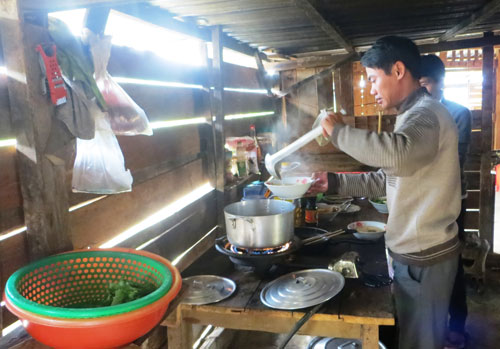 Thầy vào bếp lo bữa ăn cho trò - 1