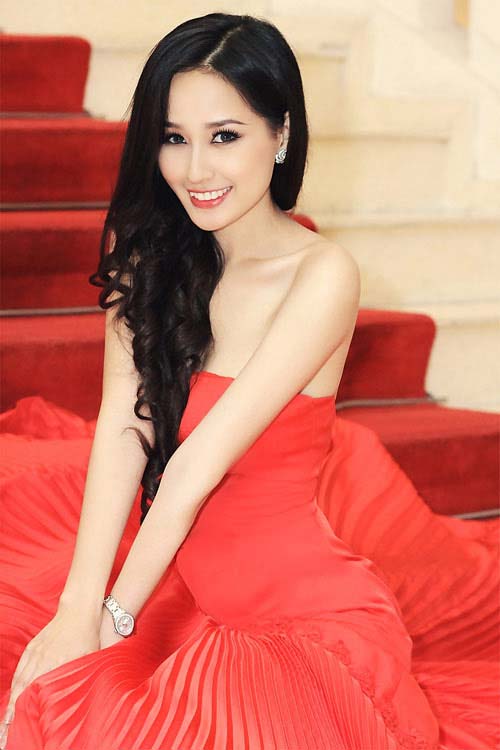 Mai Phương Thúy da sáng, dáng thon hơn sau 8 năm đăng quang - 1