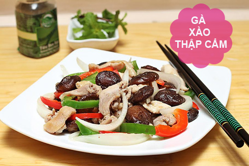 Bữa ăn hấp dẫn với gà xào, canh thịt bò viên - 1