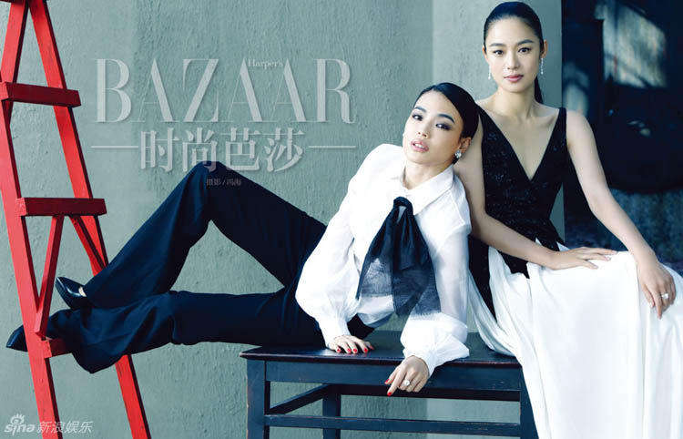 Không còn tình tứ bên các nam tài tử, Thư Kỳ 'chuyển hướng' thân mật với bạn diễn nữ Chu Vận trên tạp chí Harper's Bazaar số tháng 12/2014.
