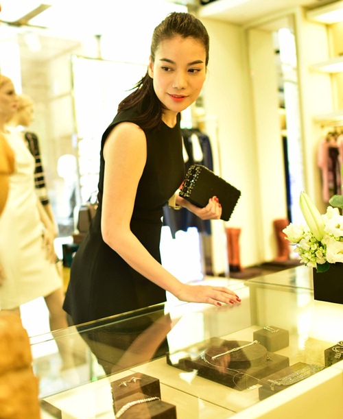 Trương Ngọc Ánh chiều chuộng quot;người tình tin đồnquot; - 12