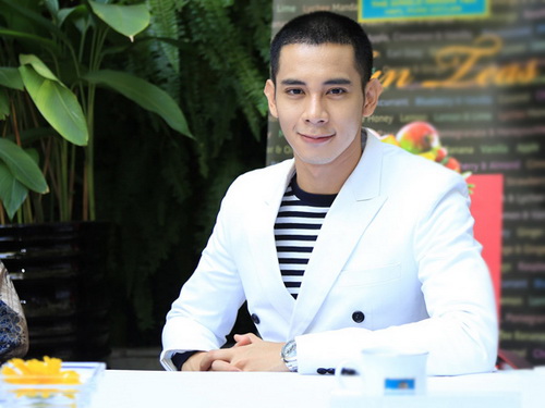 “Hotboy nổi loạn” tình tứ ôm eo Ái Phương - 2
