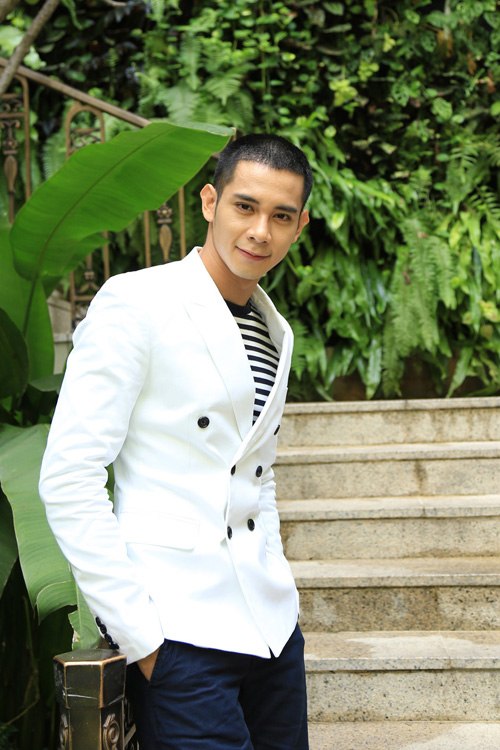 “Hotboy nổi loạn” tình tứ ôm eo Ái Phương - 1