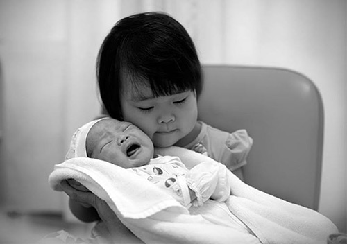 Bộ ảnh khoảnh khắc ông bố Việt ngoài phòng sinh gây xúc động - 11