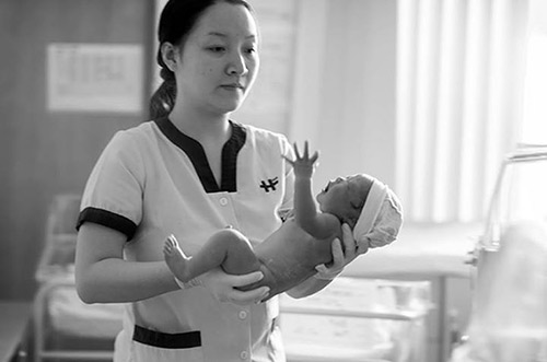 Bộ ảnh khoảnh khắc ông bố Việt ngoài phòng sinh gây xúc động - 4