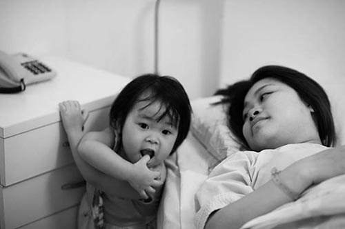 Bộ ảnh khoảnh khắc ông bố Việt ngoài phòng sinh gây xúc động - 10