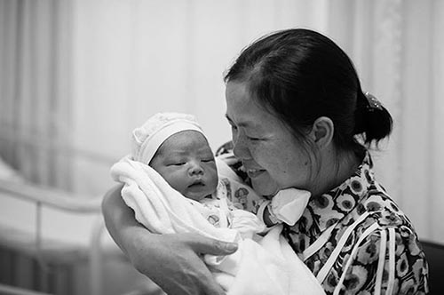 Bộ ảnh khoảnh khắc ông bố Việt ngoài phòng sinh gây xúc động - 9