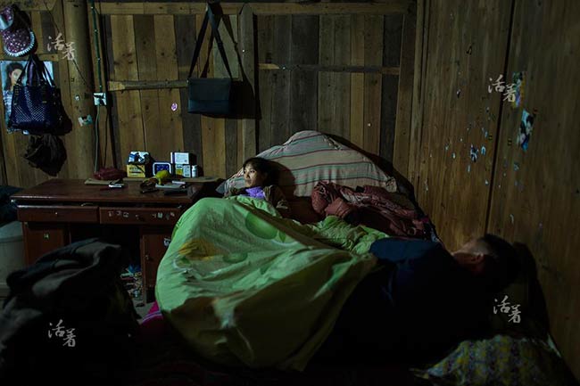 Hơn 9h ban đêm, cô Tian và chồng đang nằm trên giường xem tivi. 30 tuổi, Tian đang mang thai 5 tháng, nặng chưa đến 40kg và vẫn làm việc mỗi ngày. 

