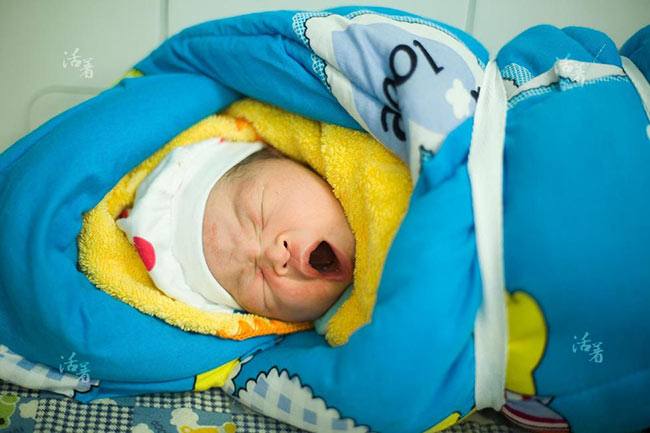 Một em bé chào đời ở Làng mang thai.
