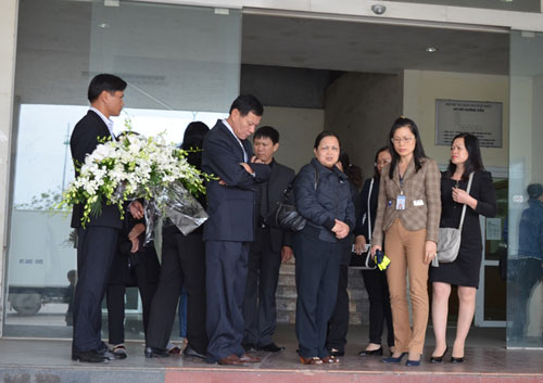 Thi thể 3 mẹ con trong vụ MH17 đã về sân bay Nội Bài - 1