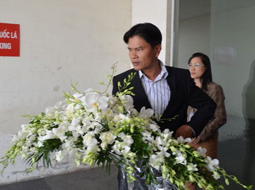 Thi thể 3 mẹ con trong vụ MH17 đã về sân bay Nội Bài - 2