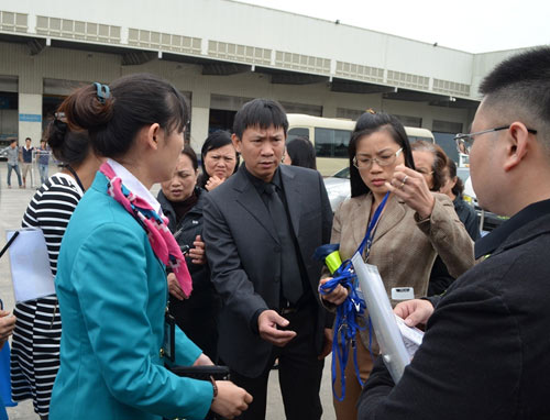 Thi thể 3 mẹ con trong vụ MH17 đã về sân bay Nội Bài - 4