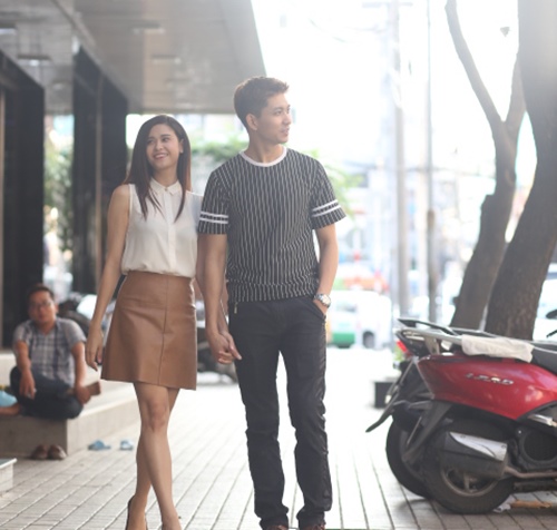 Trương Quỳnh Anh nắm chặt tay chồng trên phố - 1