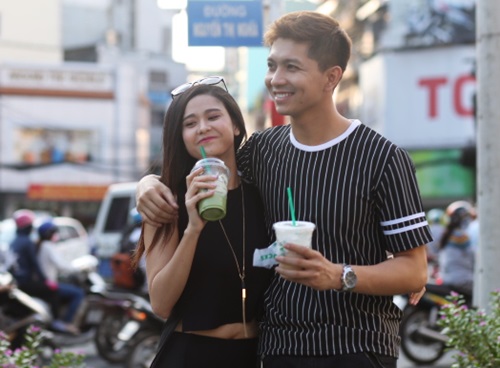 Trương Quỳnh Anh nắm chặt tay chồng trên phố - 10