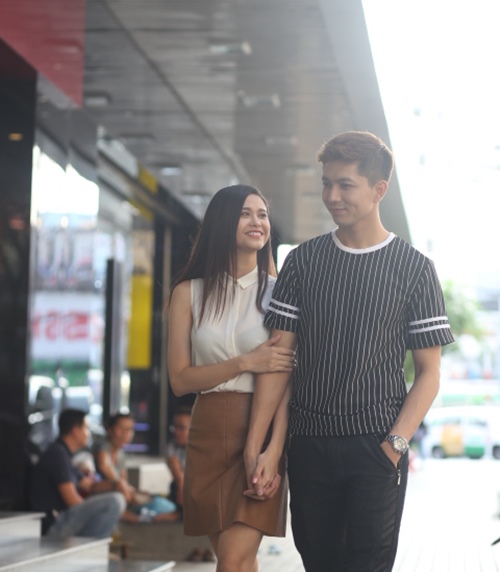 Trương Quỳnh Anh nắm chặt tay chồng trên phố - 2