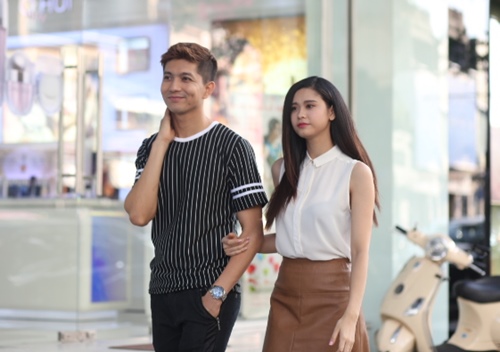 Trương Quỳnh Anh nắm chặt tay chồng trên phố - 4