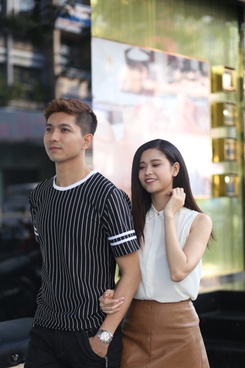 Trương Quỳnh Anh nắm chặt tay chồng trên phố - 5
