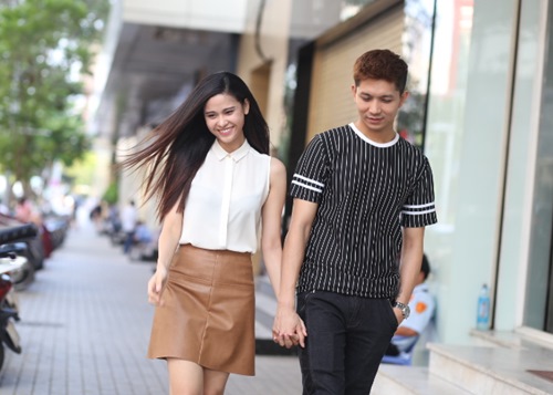 Trương Quỳnh Anh nắm chặt tay chồng trên phố - 6