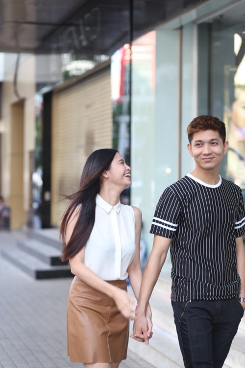 Trương Quỳnh Anh nắm chặt tay chồng trên phố - 7