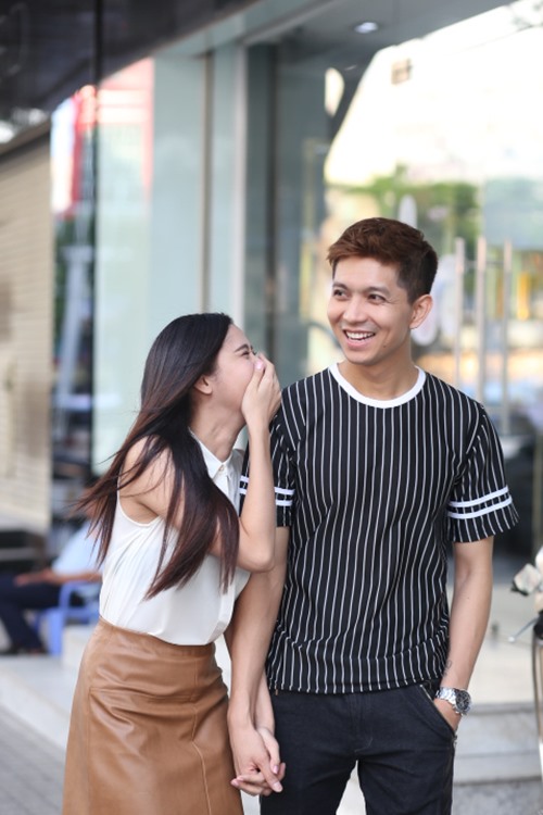 Trương Quỳnh Anh nắm chặt tay chồng trên phố - 8