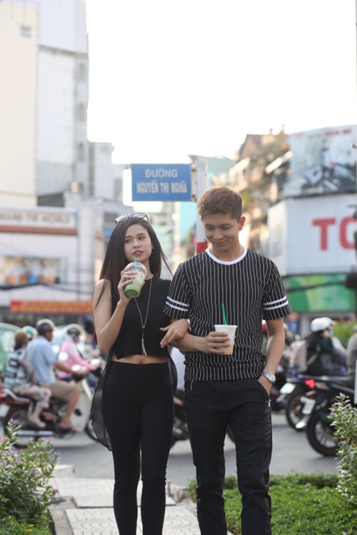 Trương Quỳnh Anh nắm chặt tay chồng trên phố - 9