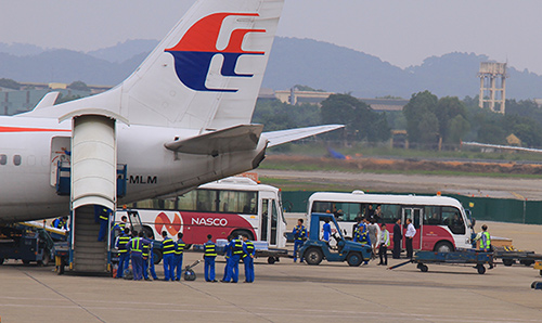Đẫm nước mắt đón thi hài 3 mẹ con tử nạn trên MH17 - 7