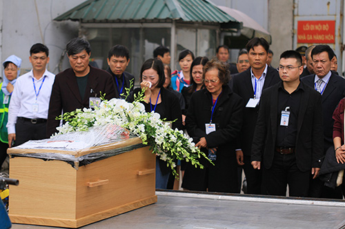 Đẫm nước mắt đón thi hài 3 mẹ con tử nạn trên MH17 - 16