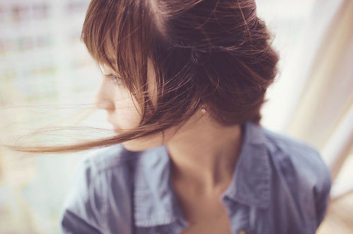 Đỡ em dậy được không anh? - 1