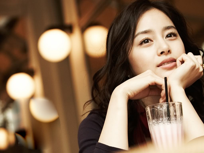 Vẻ đẹp ngọt ngào của nữ diễn viên Kim Tae Hee - ngôi sao sáng giá của màn ảnh kim chi luôn khiến tim người xem phải xốn xang. 

