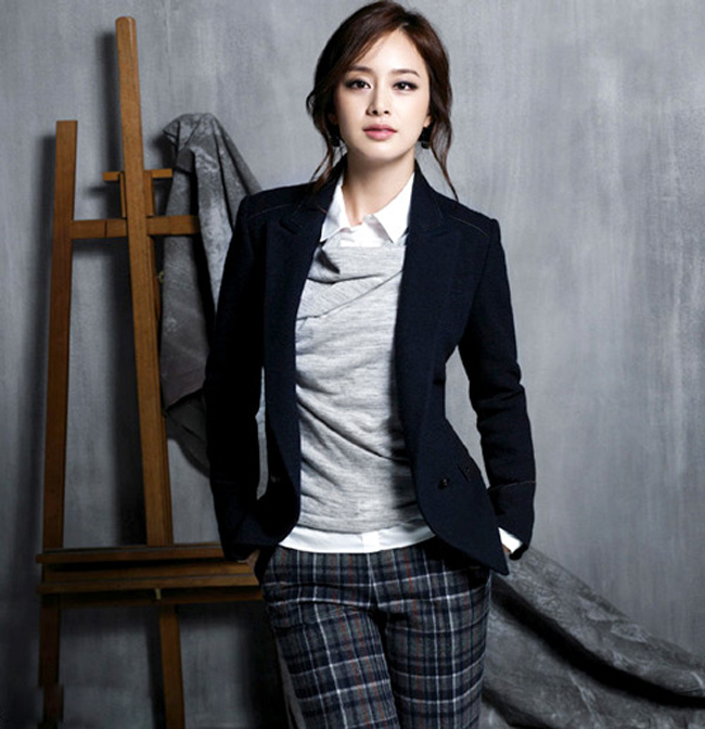 Kim Tae Hee lưu lại dấu ấn bởi nét mặt rạng ngời và khuôn mặt toát lên sự thông minh. 
