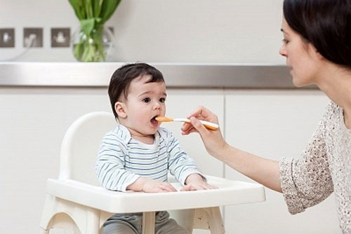 Lỗi quot;khổ lắm nói mãiquot; khi nêm muối vào cháo, bột của trẻ - 1