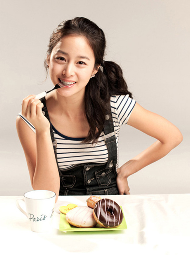 Kim Tae Hee hoàn toàn thu hút người đối diện bằng nụ cười rạng rỡ và đôi mắt tựa thiên thần. 
