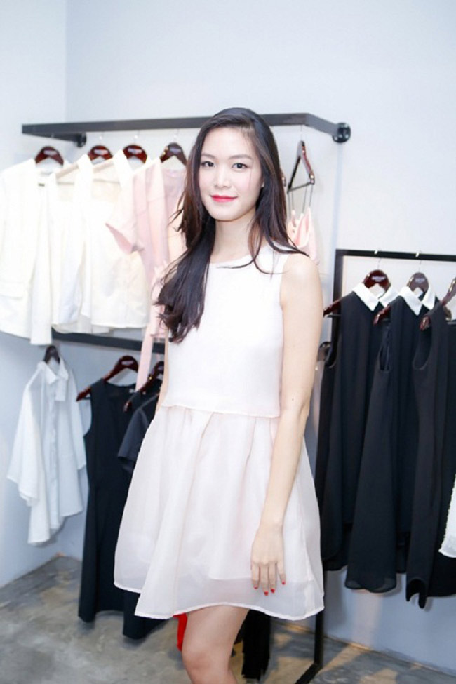 Hoa hậu Thuỳ Dung dịu dàng trong váy trắng nhún quanh eo
