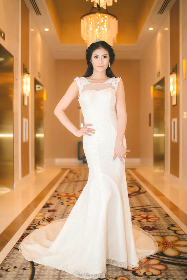 Hoa hậu Ngọc Hân cũng yêu thích những chiếc đầm trắng kiểu dáng gợi cảm và quý phái
